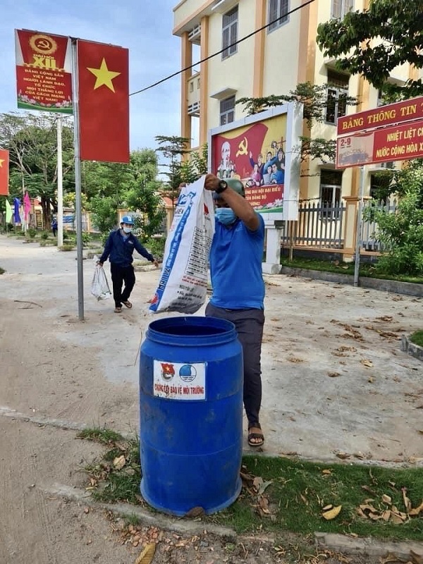 Đoàn viên thanh niên huyện Bắc Tân Uyên tham gia thu gom rác thải nguy hại bảo vệ môi trường.