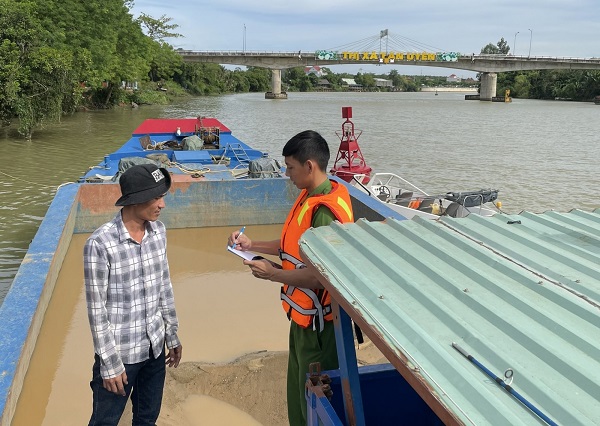 Lực lượng công an làm việc với Đỗ Thanh Vân điều khiển xà lan chứa cát vi phạm để điều tra.