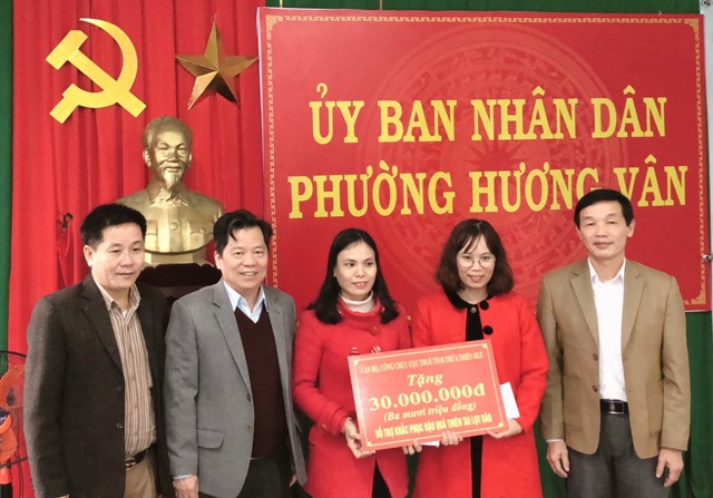 Thừa Thiên Huế: Ấm áp nghĩa tình cùng người dân vùng lũ