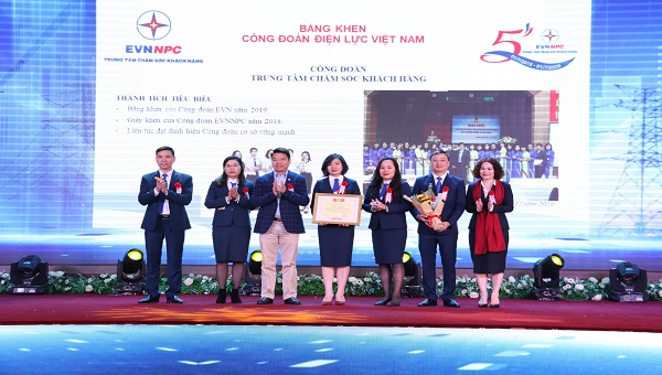 Ông Trịnh Quang Minh - Chủ tịch Công đoàn EVNNPC tặng Bằng khen Công đoàn Điện lực Việt Nam cho các cá nhân có thành tích xuất sắc trong công tác chăm sóc khách hàng