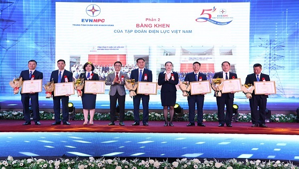 Ông Cao Quang Quỳnh - Thành viên HĐTV EVN và bà Đỗ Nguyệt Ánh – Tổng Giám đốc EVNNPC tặng bằng khen cho các cá nhân có thành tích xuất sắc trong công tác chăm sóc khách hàng