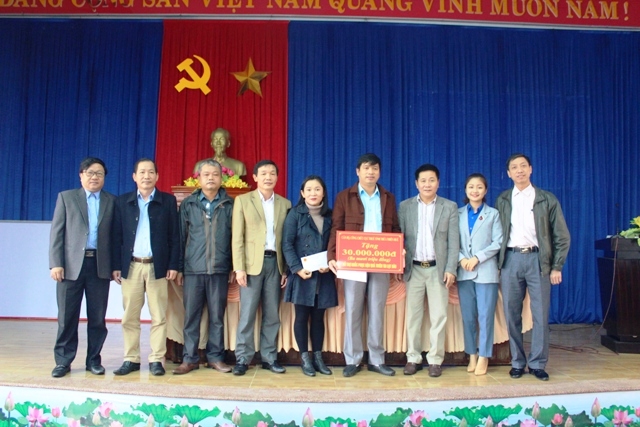 .. thăm hỏi, tặng quà cho người dân và các em học sinh huyện Phú Vang