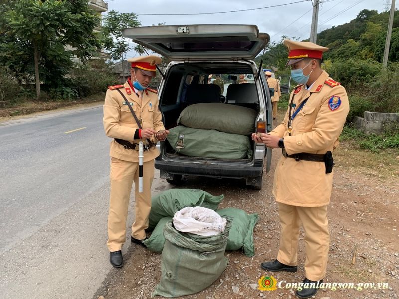 Công an tỉnh Lạng Sơn vừa bắt giữ xe ô tô vận chuyển 244 kg nguyên liệu thuốc bắc nhập lậu