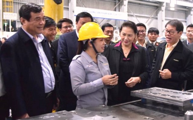 Chủ tịch Quốc hội Nguyễn Thị Kim Ngân thăm khu tổ hợp sản xuất lắp ráp ô tô Trường Hải.