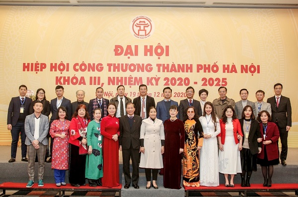 Ban Chấp hành Hiệp hội Công thương Thành phố Hà Nội khóa III chụp ảnh cùng đại biểu khách mời.