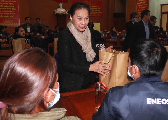Đồng chí Nguyễn Thị Kim Ngân thăm hỏi, tặng quà các gia đình bị thiệt hại do thiên tai.