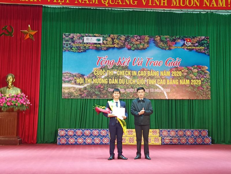 Ông Sầm Việt An, Tỉnh ủy viên - Giám đốc Sở trao giải nhất hội thi hướng dẫn du lịch giỏi tỉnh Cao Bằng năm 2020 cho của thí sinh Đào Đức Thông