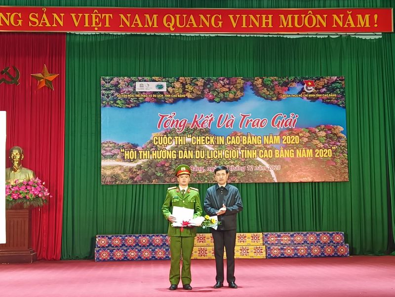Ông Sầm Việt An, Tỉnh ủy viên - Giám đốc Sở trao giải nhất nội dung cá nhân cho thí sinh Vi Văn Phú trong cuộc thi checkin Cao Bằng năm 2020