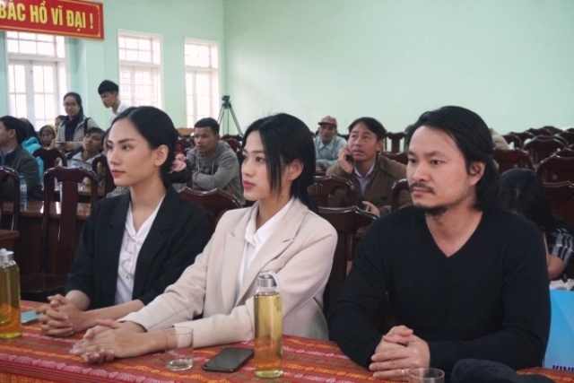 B&ecirc;n cạnh đ&oacute;, d&agrave;nh tặng kinh ph&iacute; 100 triệu đồng sửa chữa trường Tiểu học Tr&agrave; V&acirc;n. Tổng đạo diễn Ho&agrave;ng Nhật Nami tự bỏ tiền t&uacute;i để hỗ trợ th&ecirc;m cho b&agrave; con