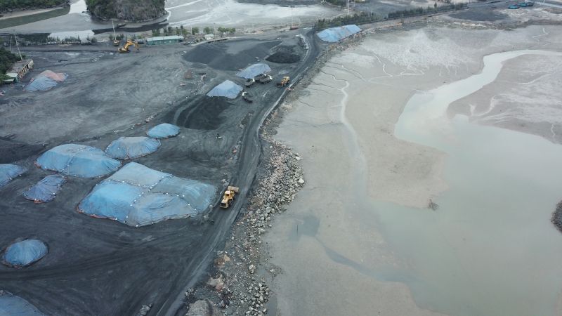 Chùm ảnh: Cảng hàng hoá tổng hợp và kho xăng dầu của doanh nghiệp hoạt động sàng sẩy, chế biến than