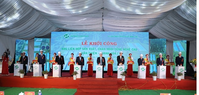 Các đồng chí lãnh đạo Trung ương và tỉnh Thanh Hóa nhấn nút khởi công dự án.