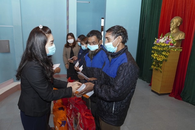 Trong buổi trao tặng ủng hộ tại huyện Bắc Trà My, tỉnh Quảng Nam; Lãnh đạo và bà con địa phương bày tỏ niềm xúc động và trân trọng trước tấm lòng của Ngân hàng SHB cũng như các “Mạnh Thường Quân”.