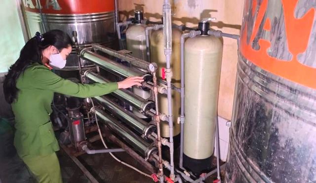 Thời điểm kiểm tra, lực lượng chức năng phát hiện cơ sở sản xuất kinh doanh nước uống đóng chai trên có nhiều vi phạm về vệ sinh ATTP