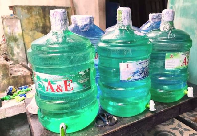 Nước uống đống chai ''Anh & Em'' của Công ty TNHH sản xuất, thương mại và dịch vụ An Phước tổ 74, phường Thọ Quang, quận Sơn Trà (Ảnh Công an).