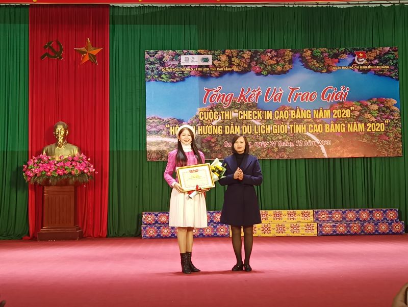 2020 Bà Hoàng Hồng Diệu Phó Bí thư thường trực tỉnh đoàn Cao Bằng trao giấy khen, thưởng cho 