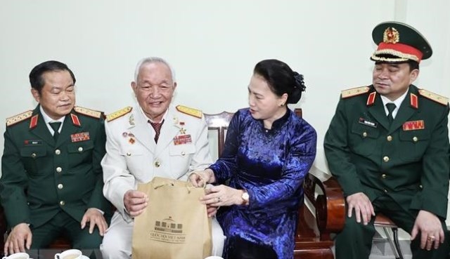 Chủ tịch Quốc hội Nguyễn Thị Kim Ngân thăm và tặng quà Anh hùng lực lượng vũ trang nhân dân Lê Hải Lý là thương binh hạng 1/4 ở phường Hòa Cường Bắc, quận Hải Châu