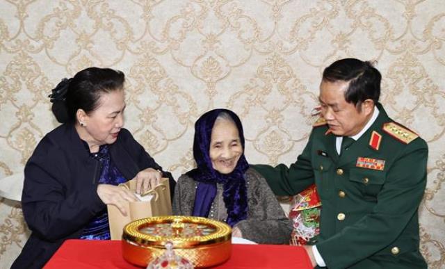 Chủ tịch Quốc hội Nguyễn Thị Kim Ngân thăm và tặng quà cho Mẹ Việt Nam anh hùng Trịnh Thị Thìn