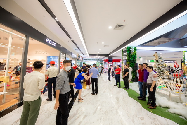 Đánh dấu sự xuất hiện của TTTM ấn tượng nhất sân bay Tân Sơn Nhất, Menas Mall sẽ dành tặng 300 voucher mua sắm mỗi ngày cho tất cả khách hàng đến tham quan, mua sắm, mỗi voucher trị giá 100,000 đồng. Thêm vào đó, khách tới Menas Mall nhân dịp khai trương còn có cơ hội rinh thêm nhiều phần quà giá trị từ các cửa hàng. Ngoài ra, dịp Soft Opening, từ ngày 20/12/2020 – 17/01/2021, những khách hàng có hóa đơn mua sắm, vui chơi, ăn uống trong ngày từ 300.000 đồng sẽ được tặng phiếu bốc thăm trúng thưởng với những giải thưởng có giá trị như Voucher những chuyến đi nghỉ dưỡng 5 sao, tủ lạnh, máy giặt và hơn 100 Voucher mua sắm ... Thời gian quay thưởng vào 20h00 ngày 17/01/2021.