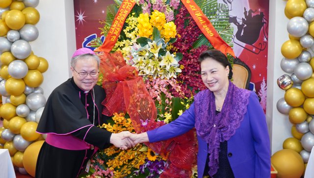 Thay mặt Đảng, Nhà nước Chủ tịch Quốc hội Nguyễn Thị Kim Ngân tặng hoa mừng Giáng sinh và năm mới 2021