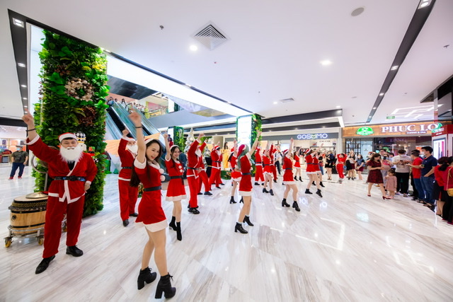 Đặc biệt, từ nay đến Tết cổ truyền, Menas Mall Saigon Airport cũng sẽ mang đến các hoạt động giải trí sôi động như biểu diễn flashmod, chụp hình check in nhận quà, Noel, Phố hoa xuân chào năm mới,...