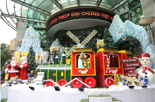 Không gian trang trí Giáng sinh rực rỡ một góc phố Ngô Quyền (Hà Nội)