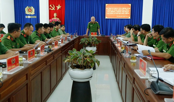Đại tá Trần Văn Chính, Phó Giám đốc Công an tỉnh thưởng nóng Đội Cảnh sát hình sự Công an huyện Dầu Tiếng.