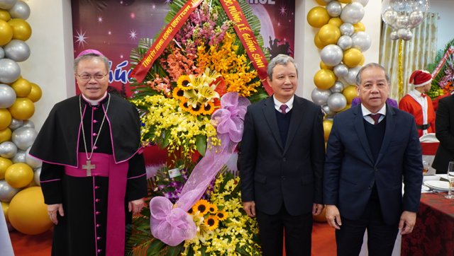 Lãnh đạo Tỉnh uỷ, UBND tỉnh Thừa Thiên Huế tặng hoa Toà Tổng Giám mục