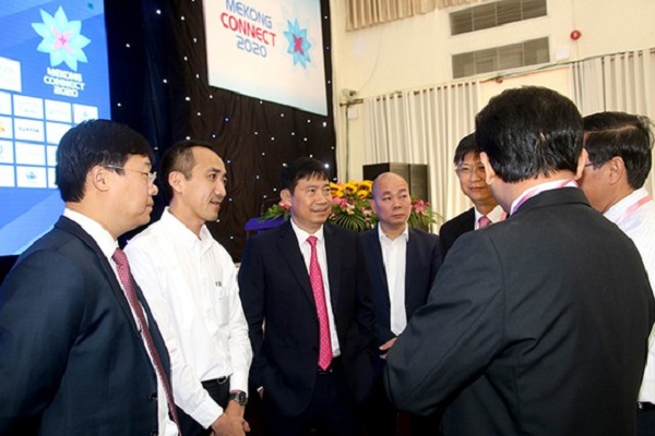 Các đại biểu trao đổi tại diễn đàn Mekong Connect 2020.