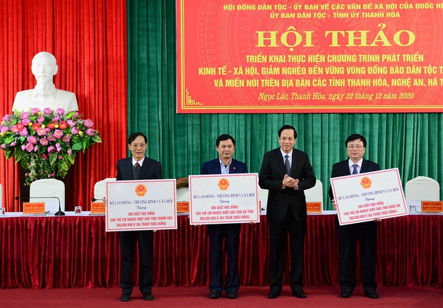 Bộ trưởng Bộ LĐ-TB&XH Đào Ngọc Dung trao quà học bổng tới trẻ em nghèo vượt khó của 3 tỉnh Thanh Hóa, Nghệ An, Hà Tĩnh