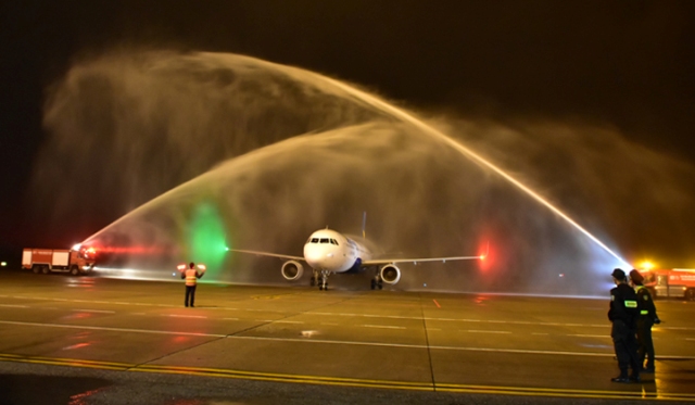chào đón máy bay đầu tiên của Vietravel Airlines về đến căn cứ sân bay Phú Bài