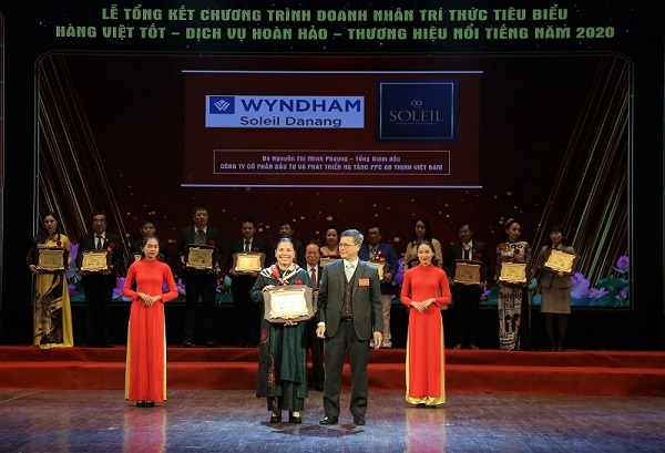 Bà Nguyễn Thị Minh Phượng – Tổng Giám đốc PPC An Thịnh Việt Nam nhận bảng vàng ghi danh “Doanh nhân vàng Việt Nam 2020”