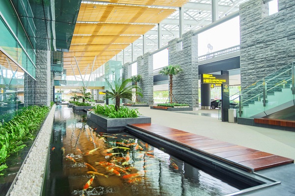 Các vật liệu trong kiến trúc bản địa như gỗ, đá, nước và cây cối... được sử dụng linh hoạt trong tất cả các chi tiết kiến trúc của sân bay.