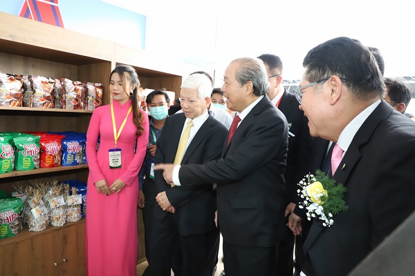 Phó Thủ tướng Thường trực Chính phủ Trương Hòa Bình và các đại biểu tham quan sản phẩm trưng bày tại hội nghị.