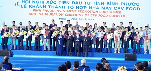 Lãnh đạo hai tỉnh Bình Phước - Bình Dương trao giấy phép đầu tư cho các DN tại hội nghị xúc tiến đầu tư.