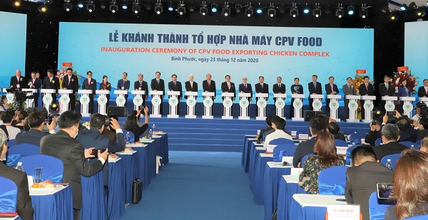 Phó Thủ tướng Thường trực Chính phủ Trương Hòa Bình và lãnh đạo các Bộ, ngành, địa phương nhấn nút khánh thành Tổ hợp nhà máy xuất khẩu gà CPV Food.
