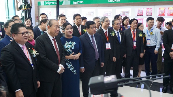 Phó Thủ tướng Thường trực Chính phủ Trương Hòa Bình và lãnh đạo các Bộ, ngành, địa phương tham quan tổ hợp nhà máy CPV Food Bình Phước.