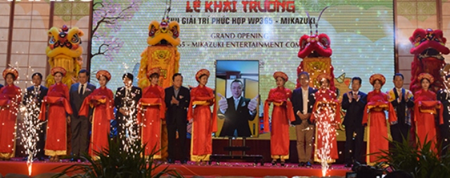 L&atilde;nh đạo TP. Đ&agrave; Nẵng v&agrave; c&aacute;c đại biểu tham gia nghi thức cắt băng khai trương khu vui chơi giải tr&iacute; phức hợp Water Park 365