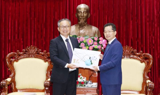 B&iacute; thư Th&agrave;nh ủy Đ&agrave; Nẵng Nguyễn Văn Quảng (phải) tặng qu&agrave; lưu niệm cho Ng&agrave;i Đại sứ