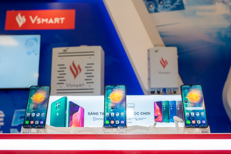 VinSmart giới thiệu 2 thiết bị đầu cuối do chính thương hiệu Việt nghiên cứu sản xuất là điện thoại Aris 5G và trạm thu phát sóng 5G.