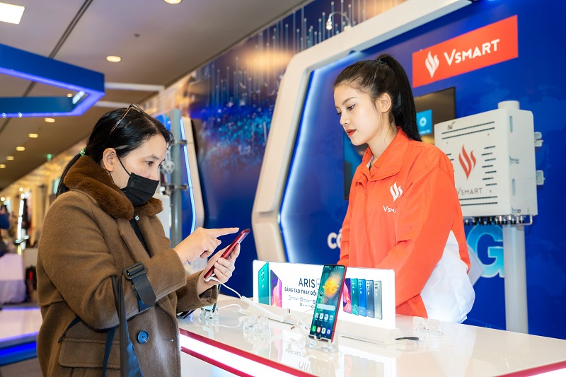 Chị Thu Thủy (Cầu Giấy) chia sẻ “Tôi rất ấn tượng với tốc độ của điện thoại Vsmart Aris 5G. Thực sự, những sản phẩm của thương hiệu Việt ‘Make in Vietnam’ ngày càng đột phá và phát triển quá nhanh chóng”