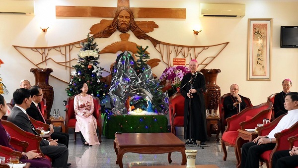 Giám mục chính Tòa Giáo phận Xuân Lộc cảm ơn Đoàn công tác đến thăm, chúc mừng Giáng sinh. (Ảnh: Công Phong/TTXVN)