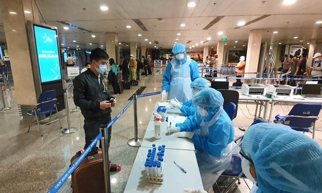 Hành khách khai bao y tế và kiểm tra sức khỏe tại sân bay Tân Sơn Nhất