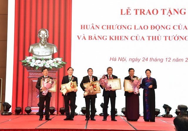 Chủ tịch Quốc hội Nguyễn Thị Kim Ngân trao Huân chương Lao động hạng Nhất tặng các cá nhân