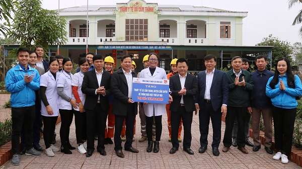 EVNNPC trao tặng hệ thống điện mặt trời mái nhà cho Trạm Y tế xã Cẩm Thành