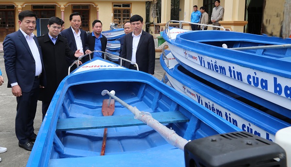 EVNNPC trao tặng 10 thuyền cứu hộ cho UBND huyện Thanh Chương