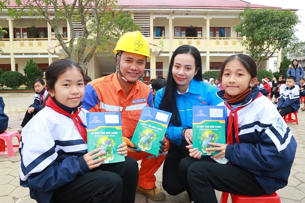 Trao tặng vở cho các em trường Trường Trung học cơ sở xã Thanh Lĩnh, huyện Thanh Chương