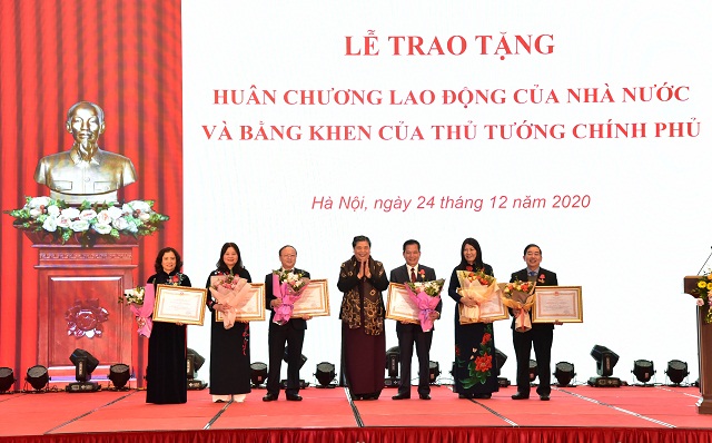 Phó Chủ tịch Thường trực Quốc hội Tòng Thị Phóng trao Huân chương Lao động hạng Nhì tặng các cá nhân