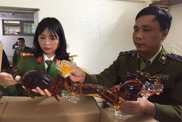 Hà Nội: Các cơ quan chức năng đang làm rõ vụ sản xuất, sang chiết rượu không rõ nguồn gốc