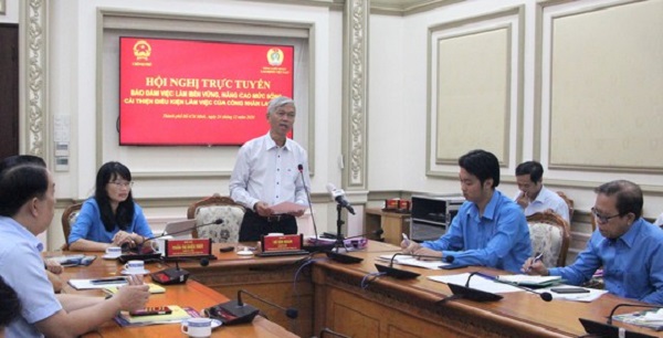 Phó Chủ tịch UBND TPHCM Võ Văn Hoan báo cáo trước Hội nghị trực tuyến do Thủ tướng Nguyễn Xuân Phúc chủ trì. Ảnh: MAI HOA