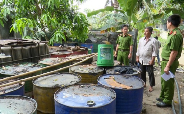 Lực lượng công an kiểm tra, phát hiện khu tái chế nhớt thải nguy hại của ông Võ Văn Chí, ngụ phường Mỹ Hòa, TP Long Xuyên.